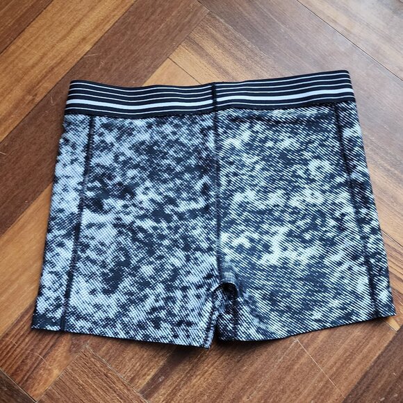 Under Armour Ladies Compression Shorts Size Medium - Picture 4 of 6